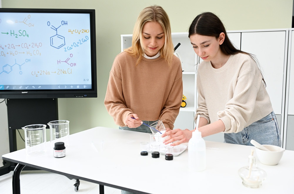 Tablica interaktywna czy magnetyczna? Jak wybrać najlepsze narzędzie dydaktyczne do szkoły.